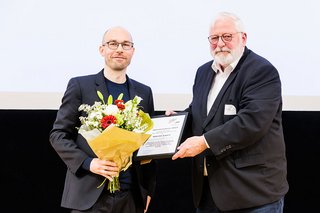 Valentin Espert receives the PhD Prize from Karl Schultheis, Chairman of the JRF Board of Trustees